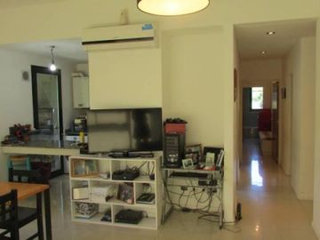 Lindísimo departamento en PB con galería, jardín y seguridad las 24 hs.