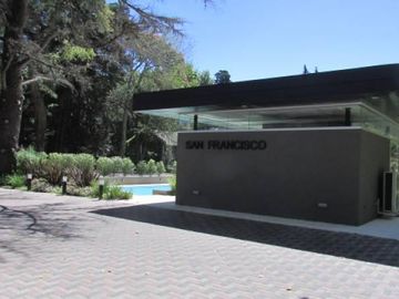 Lindísimo departamento en PB con galería, jardín y seguridad las 24 hs.