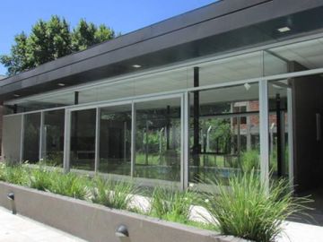 Lindísimo departamento en PB con galería, jardín y seguridad las 24 hs.