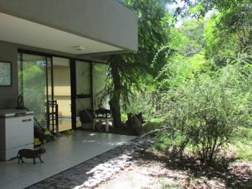 Lindísimo departamento en PB con galería, jardín y seguridad las 24 hs.