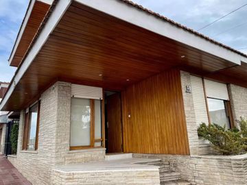 Casa en venta - 5 Dormitorios 3 Baños 2 Cocheras - 260Mts2 - Necochea
