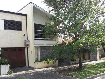LINDÍSIMA CASA EN ADROGUÉ, MUY BIEN UBICADA -
