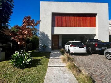 Casa 4 ambientes en venta - Barrio Privado Los Troncos