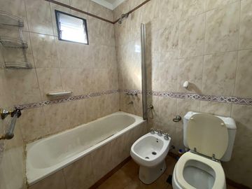 Duplex en venta de 4 ambientes con cochera y patio