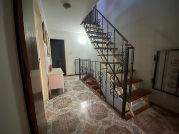 Duplex en venta de 4 ambientes con cochera y patio