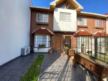 Duplex en venta de 4 ambientes con cochera y patio