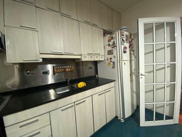 Duplex en venta de 4 ambientes con cochera y patio