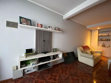 Duplex en venta de 4 ambientes con cochera y patio