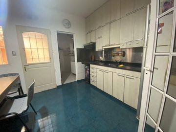 Duplex en venta de 4 ambientes con cochera y patio