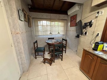 Casa 4 ambientes con detalles de categoría. Florida.