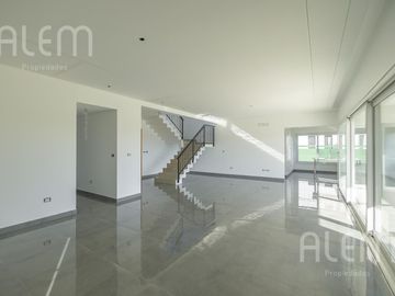 Casa a laguna en La Providencia, Canning