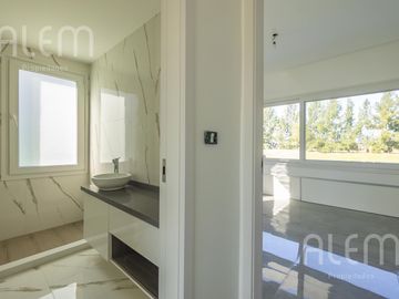 Casa a laguna en La Providencia, Canning
