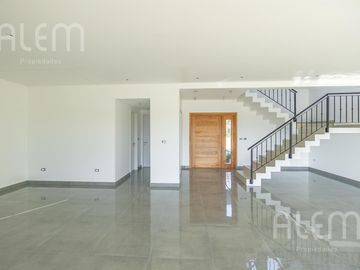 Casa a laguna en La Providencia, Canning