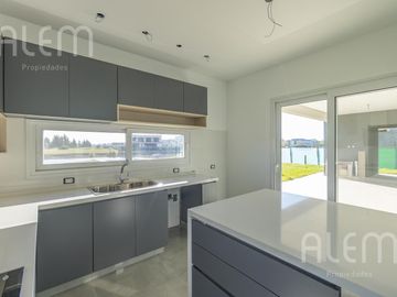 Casa a laguna en La Providencia, Canning