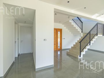 Casa a laguna en La Providencia, Canning