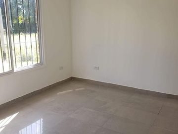 Casa a estrenar en Barrio Cerrado sin expensas El Relincho Bosques Souriguez sobre lote de 600 m2.