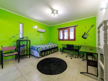 VENTA - Casa - 4 Dormitorios, casa para caseros, quincho y piscina - Ruta 9 Funes, Santa Fe.
