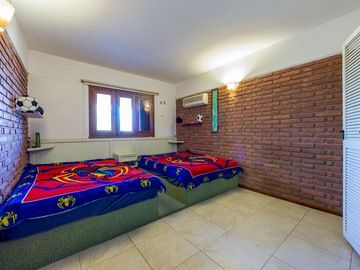 VENTA - Casa - 4 Dormitorios, casa para caseros, quincho y piscina - Ruta 9 Funes, Santa Fe.