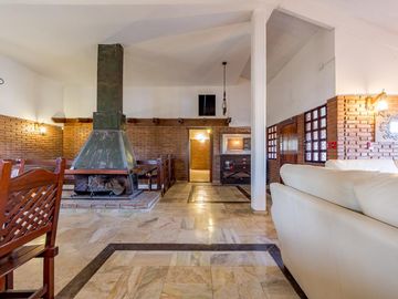 VENTA - Casa - 4 Dormitorios, casa para caseros, quincho y piscina - Ruta 9 Funes, Santa Fe.