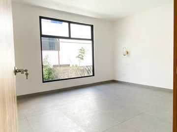 Casa en venta en Santa Teresa Residencial, sobre la lateral de la Recta con acabados de primera