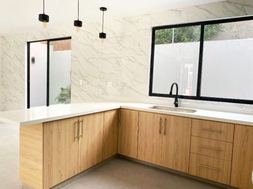 Casa en venta en Santa Teresa Residencial, sobre la lateral de la Recta con acabados de primera