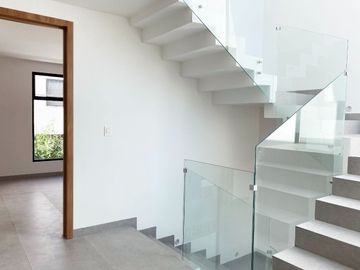 Casa en venta en Santa Teresa Residencial, sobre la lateral de la Recta con acabados de primera