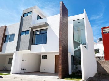 Casa en venta en Santa Teresa Residencial, sobre la lateral de la Recta con acabados de primera