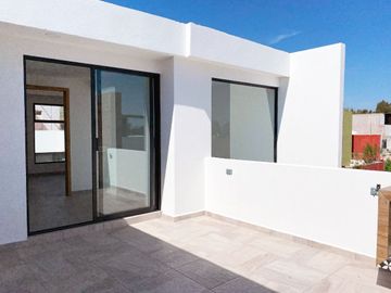 Casa en venta en Santa Teresa Residencial, sobre la lateral de la Recta con acabados de primera