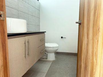 Casa en venta en Santa Teresa Residencial, sobre la lateral de la Recta con acabados de primera