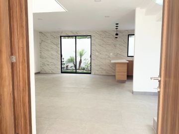 Casa en venta en Santa Teresa Residencial, sobre la lateral de la Recta con acabados de primera