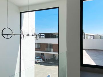 Casa en venta en Santa Teresa Residencial, sobre la lateral de la Recta con acabados de primera