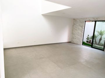 Casa en venta en Santa Teresa Residencial, sobre la lateral de la Recta con acabados de primera