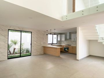 Casa en venta en Santa Teresa Residencial, sobre la lateral de la Recta con acabados de primera