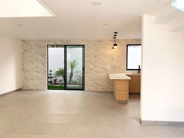 Casa en venta en Santa Teresa Residencial, sobre la lateral de la Recta con acabados de primera