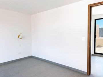 Casa en venta en Santa Teresa Residencial, sobre la lateral de la Recta con acabados de primera