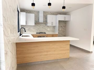 Casa en venta en Santa Teresa Residencial, sobre la lateral de la Recta con acabados de primera