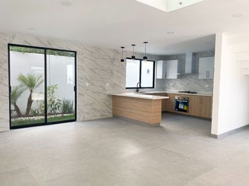Casa en venta en Santa Teresa Residencial, sobre la lateral de la Recta con acabados de primera
