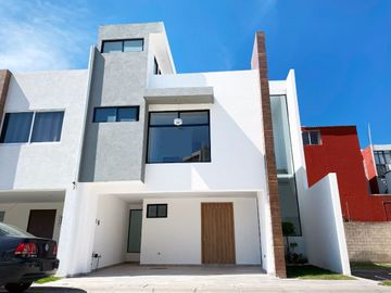 Casa en venta en Santa Teresa Residencial, sobre la lateral de la Recta con acabados de primera