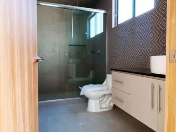 Casa en venta en Santa Teresa Residencial, sobre la lateral de la Recta con acabados de primera
