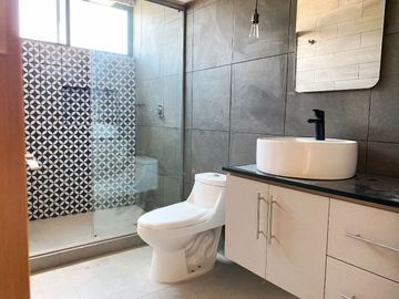 Casa en venta en Santa Teresa Residencial, sobre la lateral de la Recta con acabados de primera