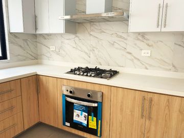 Casa en venta en Santa Teresa Residencial, sobre la lateral de la Recta con acabados de primera