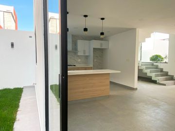 Casa en venta en Santa Teresa Residencial, sobre la lateral de la Recta con acabados de primera