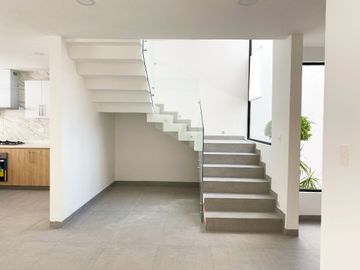 Casa en venta en Santa Teresa Residencial, sobre la lateral de la Recta con acabados de primera