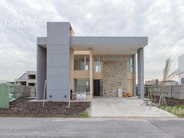 CASA EN VENTA BARRIO LOS TALAS - CANNING