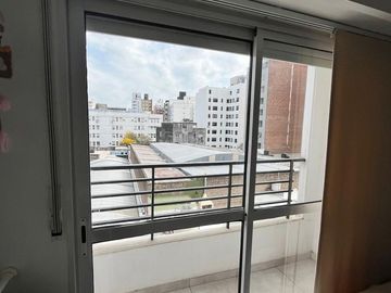 Monoambiente con balcón a una cuadra de Av. Pellegrini