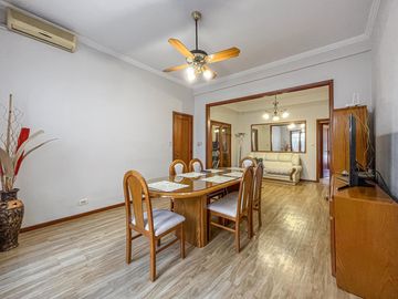 Casa de 3 dormitorios con terraza y quincho a metros de Bv. Oroño