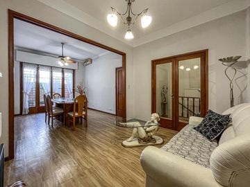 Casa de 3 dormitorios con terraza y quincho a metros de Bv. Oroño