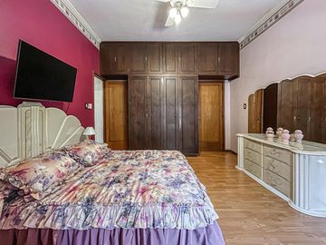Casa de 3 dormitorios con terraza y quincho a metros de Bv. Oroño