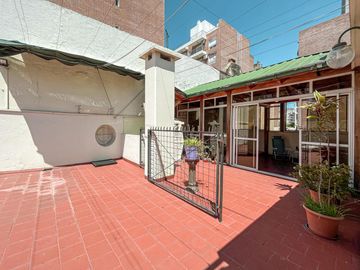 Casa de 3 dormitorios con terraza y quincho a metros de Bv. Oroño
