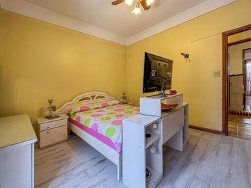 Casa de 3 dormitorios con terraza y quincho a metros de Bv. Oroño